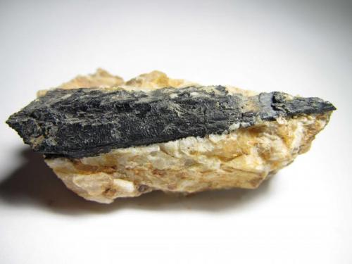 Riebeckita
Eureka Tunnel, El Paso County, Colorado, Estados Unidos
4’5 x 1 cm. el cristal; 4’5 x 2’5 la pieza completa
Cristal con la típica sección del anfíbol en matriz de pegmatita. (Autor: prcantos)