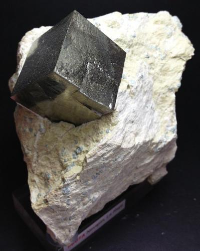Pyrite
Ampliación a Victoria Mine, Navajún, La Rioja, Spain
10 x 8 x 8 cm.
Two grouped crystals in matrix. It´s a curious specimen with a small elongated crystal inside of a bigger cubic one. (Author: supertxango)