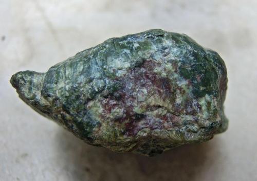 Antigorita
Provincia de Florencia. Italia.
Pieza de 3 x 2,5 x 1,5 cm
Detalle de Hematites en una de sus caras. (Autor: María Jesús M.)