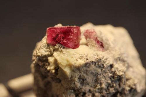 Beryl (var red Beryl)
Violet Claims, Harris Claim, Beaver County, Wah Wah Mountains, Utah, USA
4 x 3 cm (Author: Don Lum)