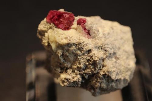 Beryl (var red Beryl)
Violet Claims, Harris Claim, Beaver County, Wah Wah Mountains, Utah, USA
4 x 3 cm (Author: Don Lum)