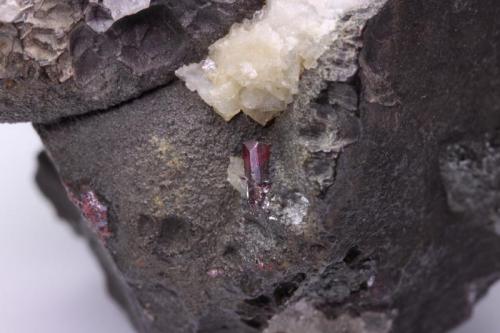 Proustita, Arsenico nativo, Calcita
Mina Gabe Gottes, Santa María de las Minas, Alsacia, Francia
5 x 4 cm aprox.
Cristal de 5 mm,
Con etiquetas, una de la colección de Henri-Leon Ungemach (1879-1936). (Autor: Iván Blanco (PDM))