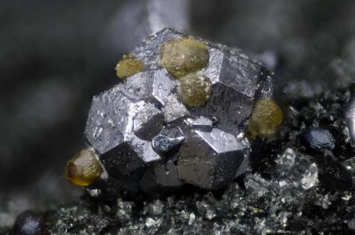 Galena, siderita.
Tunel el Arteal, Sierra Almagrera, Cuevas del Almanzora (Cuevas de Vera), Almería, Andalucía, España
Campo de visión 2 mm. (Autor: Juan Miguel)