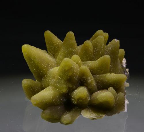 Smithsonite pseudo after calcite
Level 8th, Mina San Antonio, Sta Eulalia, Chihuahua, Mexico
7.5 x 6 x 4 cm
The yellowish version with unfortunately a small busted tip......There are better ones out there. (Author: Jean Sendero)
