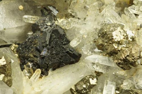 Quartz, sphalerite, pyrite.
Harding Vein, Carrock Mine, Caldbeck Fells, Cumbria, UK.
15 cm specimen, quartz to 3 cm, sphalerite to 2 cm. (Author: Ru Smith)