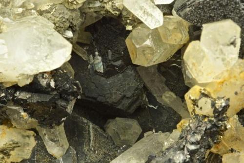 Quartz, sphalerite, pyrite.
Harding Vein, Carrock Mine, Caldbeck Fells, Cumbria, UK.
15 cm specimen, quartz to 3 cm, sphalerite to 2 cm. (Author: Ru Smith)