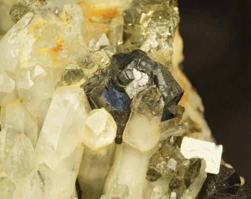 Quartz, sphalerite, pyrite.
Harding Vein, Carrock Mine, Caldbeck Fells, Cumbria, UK.
15 cm specimen, quartz to 3 cm, sphalerite to 2 cm. (Author: Ru Smith)