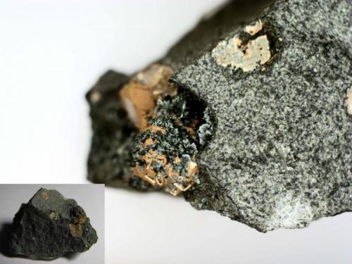 Pumpellita
Paterson, Passaic County, New Jersey, Estados Unidos
2 x 1’5 cm. el fragmento completo
Un pequeño fragmento de basalto (abajo a la izquierda) con pumpellita en las cavidades (ampliación). (Autor: prcantos)