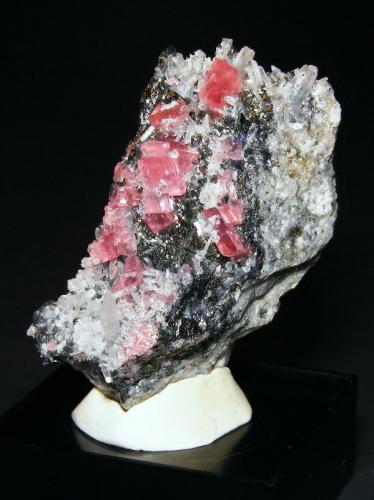 Rhodochrosite with Quartz and Tetrahedrite
Sweet Home Mine, Mount Bross, Alma District, Park Co., Colorado, USA
4.5 cm tall
Same specimen from another angle. (Author: Tim Blackwood)