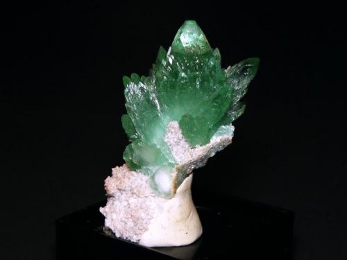 Apophyllite-(KF) with Stilbite-Ca
Pashan quarries, Pashan, Pune District, Maharashtra, India
4.5 cm tall
From another angle. (Author: Tim Blackwood)