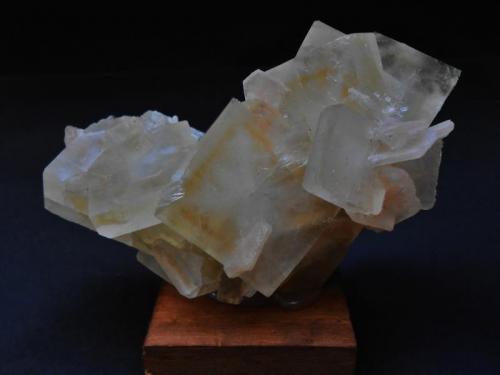 Apofilita-(KF), estilbita-Ca
Nasik, Maharashtra, India
10,5 x 8 x 6,5 cm
Magnífico ejemplo de apofilita tabular, poco frecuente en La India -sí en algunas canteras del Este de EEUU-. Cristales que presentan una relación 4/1 más propia por ejemplo de la wulfenita. A destacar también el poco esperado color amarillo y una bonita zonación en los dos cristales mayores. (Autor: Antonio Alcaide)