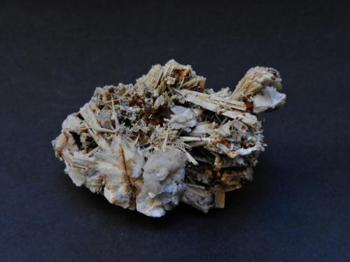 Elpidita, albita
Poudrette Quarry, Mont Saint-Hilaire, Rouville RCM, Montreal, Quebec, Canadá
7 x 5 x 5 cm.
Raro inosilicato del clásico yacimiento de Saint-Hilaire. Cristales aciculares de hasta 3 cm. Fluorescente bajo onda corta -tonalidad verdosa-. Con siderita muy alterada. (Autor: Antonio Alcaide)