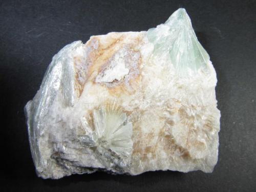 Pirofilita
St. Niklaus, Riederalp, Valais, Suiza
4’5 x 4 cm.
Agregados aciculares radiados de pirofilita de color verde muy pálido sobre matriz de dolomita-ankerita. (Autor: prcantos)