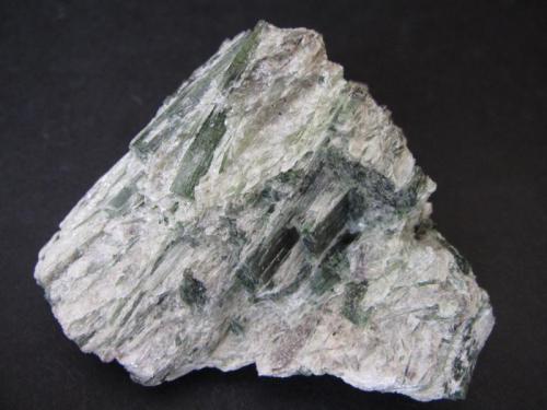 Actinolita y talco
Wrightwood, San Gabriel Mts, San Bernardino County, California, Estados Unidos
5 x 5 cm.
Cristales verdes de actinolita en matriz de talco blanco. (Autor: prcantos)