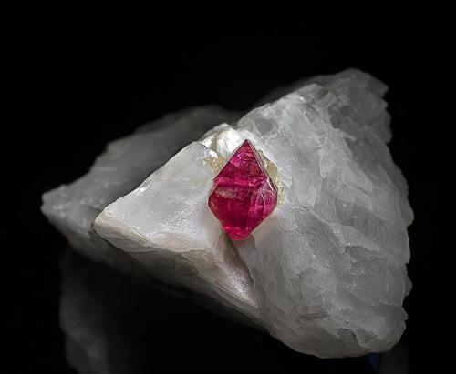 Spinel
Mogok Township, Pyin-Oo-Lwin District, Mandalay Division, Burma
5.2 x 3.9 cm (Author: am mizunaka)