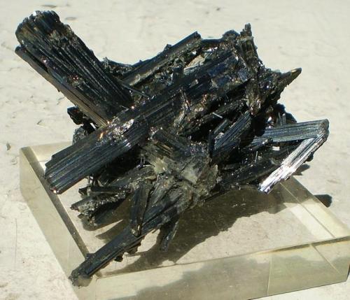 Estibina (Stibnita)
Japon
6,4 x 4,1 x 3,8 cm
Estibina o Antimonita (Autor: Juancho)