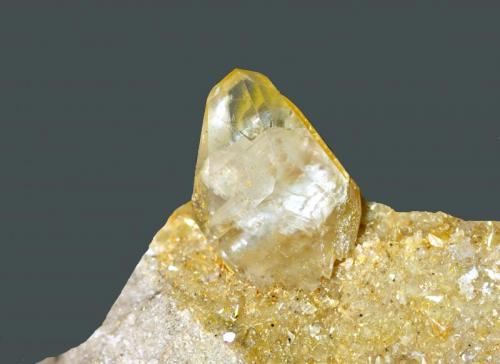 Calcita.
Pedrera Cal Ros (Pedrera Ballús), Cercs, Barcelona, Cataluña, España.
Cristal de 1,5 cm. (Autor: Antonio Carmona)