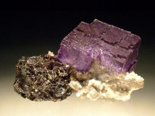 Fluorite, Sphalerite and Dolomite
Elmwood Mine, Smith County, Tennessee, USA
8.5x5.7cm (Author: Greg Lilly)