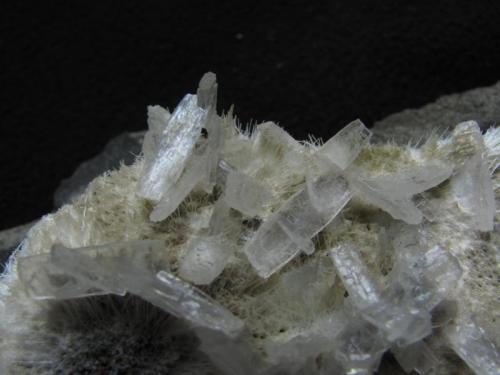 Stilbite + ’Mesolite’
Sgurr nam Fiadh, Isle of Skye, Scotland, UK
13mm crystals
Close-up of the previous specimen. The stilbites are quite unusual if this form, but have been found elsewhere on Skye. (Author: Mike Wood)