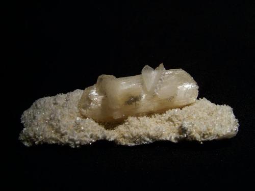 Stilbite + Laumontite
Sgurr nam Boc, Isle of Skye, Scotland, UK
52mm crystal
Stilbite crystal 52mm x 16mm showing ’wheatsheaf’ habit, resting on a thin bed of dried-out laumontite crystals, which are now breaking apart.
Self-collected 2001 (Author: Mike Wood)
