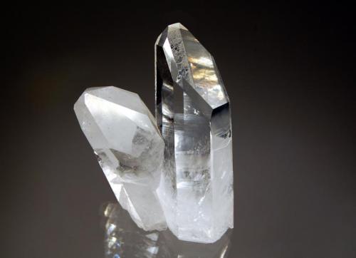 Quartz
Mina Morro do Cristal, Tomaz Gonzaga, Minas Gerais, Brazil
4.5 x 6.3 cm.
Two transparent quartz crystals. (Author: crosstimber)