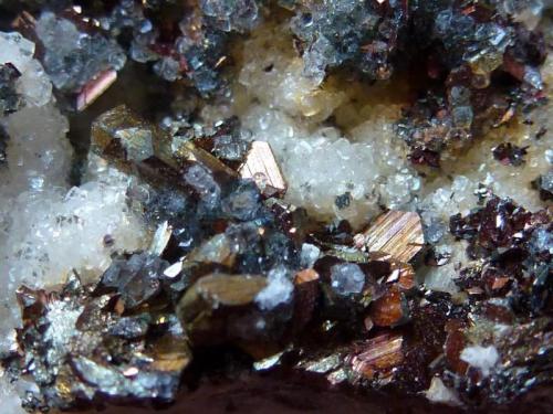 Marcasita, Calcita, Dolomita<br />Las Suertes Quarry, Las Suertes, Vegas de Matute, Comarca Suroeste, Segovia, Castile and León, Spain<br />5 x 3 cm.<br /> (Autor: javier ruiz martin)