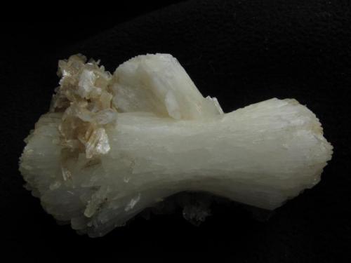 Stilbite
Allt Preshal Beg, Minginish, Isle of Skye, Scotland, UK
Main crystal 62mm x 22mm
Large stilbite crystal, nearly a ’bowtie’, with a second generation of smaller, simpler stilbites. From an obscure locality (and not for the faint-hearted !) about 4km south of Talisker Bay. This is actually another ’Heddle’ locality but like many of the coastal localities on Skye, I think he visited it by boat - well over 100 years ago !
Self-collected 2006 (Author: Mike Wood)