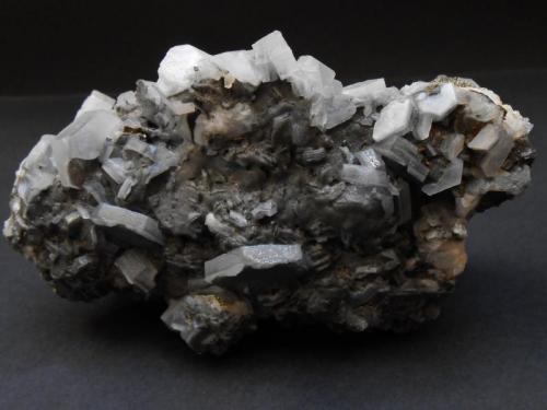 Calcita, fluorita
El Hamman, Meknes, Prefectura de Meknes, Región de Meknes-Tafilalet, Marruecos
13 x 9 x 6 cm
La parte de atrás también cristalizada, en este caso recubierta de una calcedonia oscura debido a las inclusiones comentadas. Por aquí presenta los mayores cristales de hasta 2,5 cm. (Autor: Antonio Alcaide)