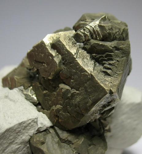 Pirita
TXI Cement Quarry, Ellis Co., Texas, EEUU
13 x 8 x 8 cm
Detalle de los cristales. Crecimientos en las caras del cubo y curiosos crecimientos cuboctaédricos en las caras del octaedro (Autor: Antonio Alcaide)