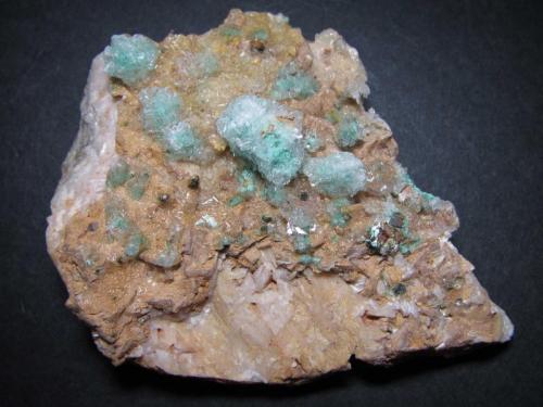 Rosasita, yeso y dolomita
Bou Bekker, Touissit, Touissit District, Oujda-Angad Province, Marruecos
6 x 5 cm.
Agregados de cristales verdes de rosasita recubieros por yeso incoloro sobre matriz de dolomita. (Autor: prcantos)