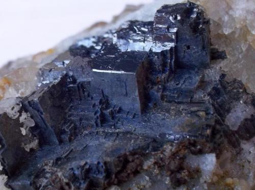 Galena
Mina La Paloma, Zarza la Mayor, Cáceres, Extremadura, España
8 x 3,5 cm
Y por último, otra imagen de la galena que aparece en esta mina, que es el mineral que más me ha gustado. (Autor: Cristalino)