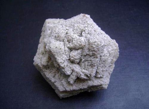 Dolomite pseudomorph after aragonite
Cottonwood Draw, Chaves Co., New Mexico, USA
7,5 x 6 x 5 cm
Grainy dolomite after a cyclic twin of aragonite, well, several twins. (Author: Antonio Alcaide)