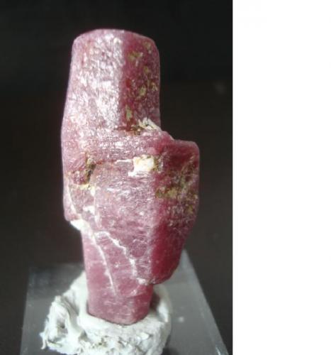 Corundum (variety ruby)
Luc Yen, Yen Bai, Vietnam
4,0 X 2,1 x 1,3 cm (Author: Jacquou HO)