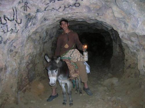 Chavalín que trabaja acarreando galena. Bueno, el burro también merece un reconocimiento. (Autor: Gonzalo Garcia)