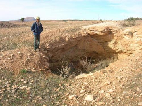 Parece haber huecos de labores relativamente someras. Las roturas afectan a la superficie (Autor: Gonzalo Garcia)