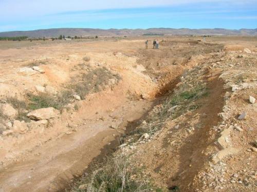 Esta rampa ha sido cegada con escombro hace solo 6 meses. Nos contaron que un muchacho se metió y murió ahogado. Hemos visto al menos 2 restos de planos inclinados de importancia (Autor: Gonzalo Garcia)