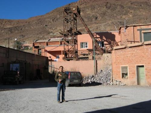 Pozo nº 1 de Bou Azzer. Junto al coche hay un acopio de alta ley, donde el material es casi integramente skutterudita, maucherita y safflorita, con las fisuras y cavidades tapizadas de espléndidas eritrinas. Pasamos un rato INCREÍBLE recogiendo estas muestras (Autor: Gonzalo Garcia)