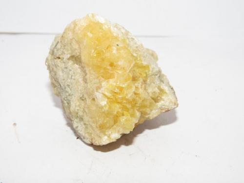Fluorita
Desconocida
4 x 4 x 3,5 cm (Autor: Anisio Claudio)