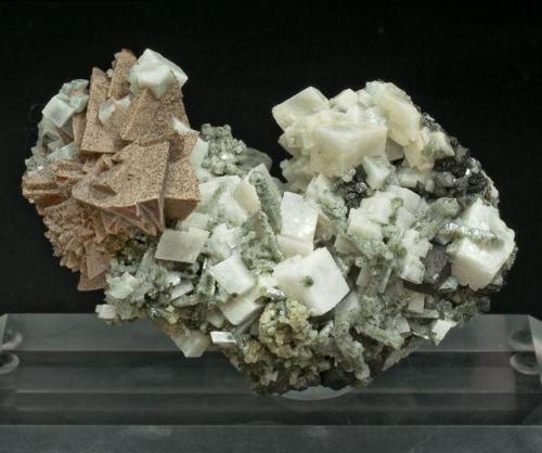 Helvite, genthelvite, quartz, calcite
Huanggang Mine, Kèshíkèténg Qí, Chifeng, Inner Mongolia A.R., China
75 mm × 52 mm × 37 mm. Main crystal size: 15 mm × 13 mm (Author: Carles Millan)