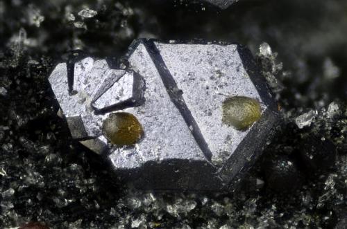 Galena. Siderita.
Túnel el Arteal, Sierra Almagrera, Cuevas del Almanzora (Cuevas de Vera), Almería, Andalucía, España.
Campo de visión 2 mm. (Autor: Juan Miguel)