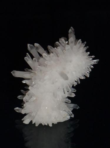 Quartz
Level 7 United Mine, Maratoto, New Zealand
5.5x4cm
This is complete all around, the crystals are milky at the base and clear at the ends. (Author: Greg Lilly)