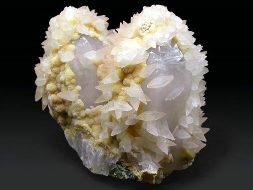 Calcite, Quartz and Dolomite
Qale-Zari Mine, South Khorasan Province, eastern Iran
12.7 x 8 x 10.7 cm (Author: vhairap)