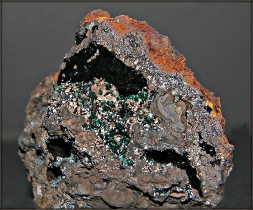 Pseudomalaquita - reichembachita y pirolusita
Mina El Novillero - Cheles - Badajoz - Extremadura - España
5 x 5.5 cm

Pirolusita cristalizada (Autor: Mijeño)