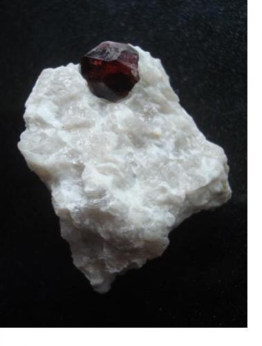 Almandine
Erongo, Namibia
3.2 X 6 X 3 cm cristal ~ 1.0cm (Author: Jacquou HO)