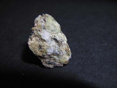 Serpentina
Grenville, Québec, Canadá
1’7 c 1’2 cm.
Este fragmento está etiquetado como "mountain leather" (algo así como piel o cuero de montaña).  Es una mezcla de serpentina y asbestos. (Autor: prcantos)