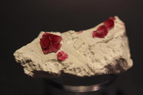 Beryl (var red Beryl)
Red Emerald Claim, Wah Wah Mountains, Beaver County, Utah, USA
5 x 3.2 cm (Author: Don Lum)