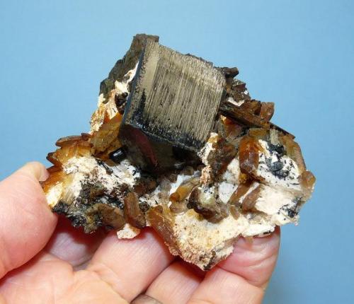 Schorl (variety - Foitite)
Erongo mountains; Namibia
81 x 76 x 42 mm
Same as above. (Author: Pierre Joubert)