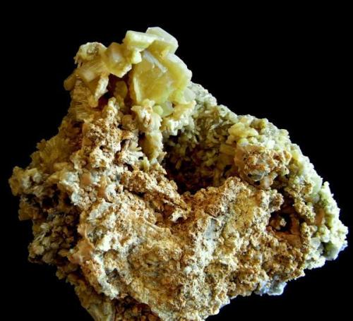 Pyromorphite
Santa Eufemia, Córdoba, Andalusia, Spain
6x7,4cm.
Main crystal: 1,1x1 cm. (Author: DAni)