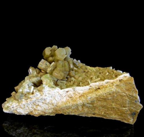 Pyromorphite
Santa Eufemia, Córdoba, Andalusia, Spain
6x2,5cm.
Aggregate of crystals; 4 cm (Author: DAni)