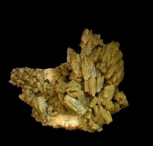 Pyromorphite
Santa Eufemia - Córdoba -  Andalusia - Spain
5,6x4,5cm.
Main crystal; 1,1 cm. (Author: DAni)